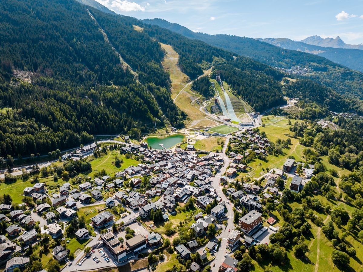 Vue drône village du Praz été