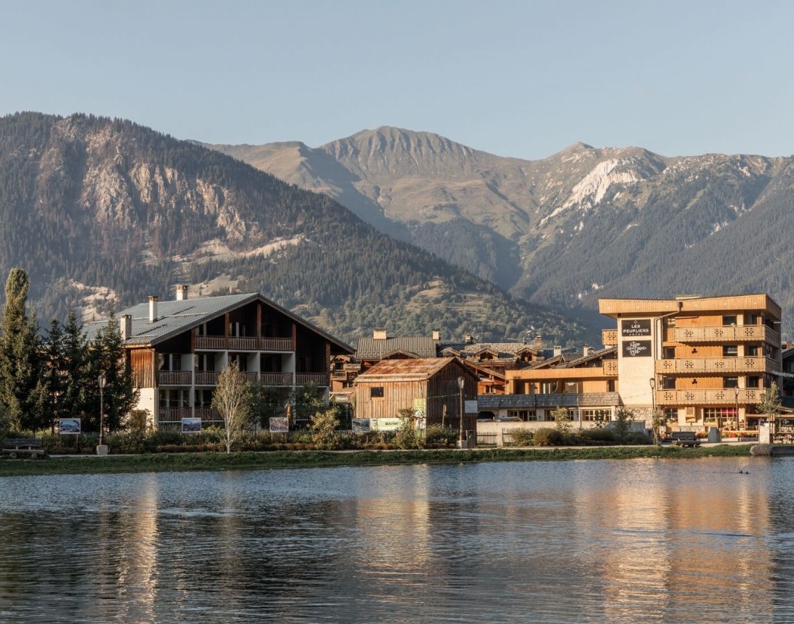 Image ext&eacute;rieure de l&rsquo;H&ocirc;tel Les Peupliers en &eacute;t&eacute; &agrave; Courchevel Le Praz